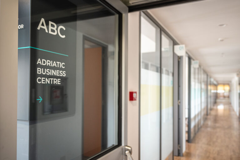 Javni poziv za davanje u zakup uredskih prostora i opreme u Adriatic Business Centru – ABC